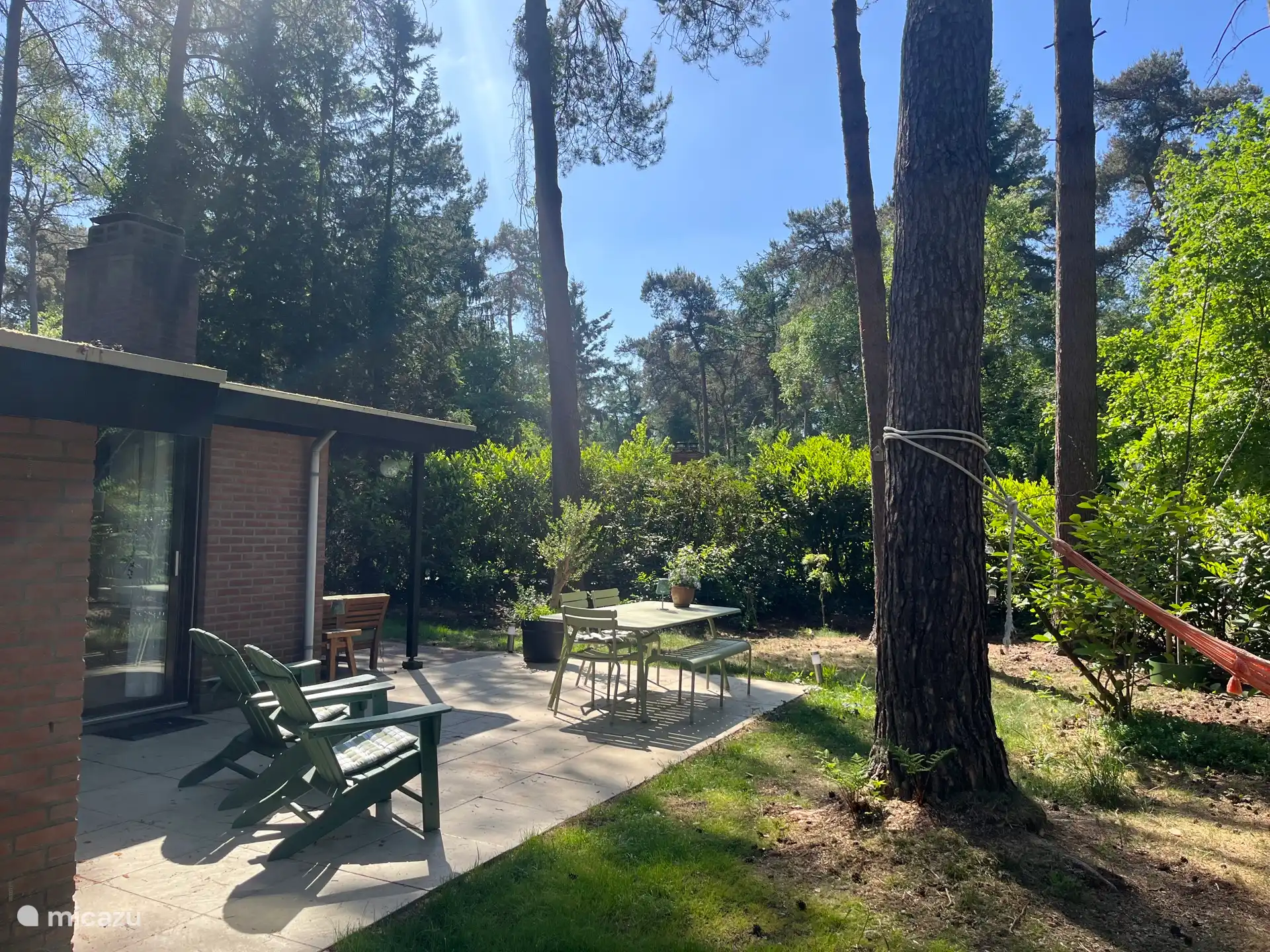 zij aanzicht van open terras