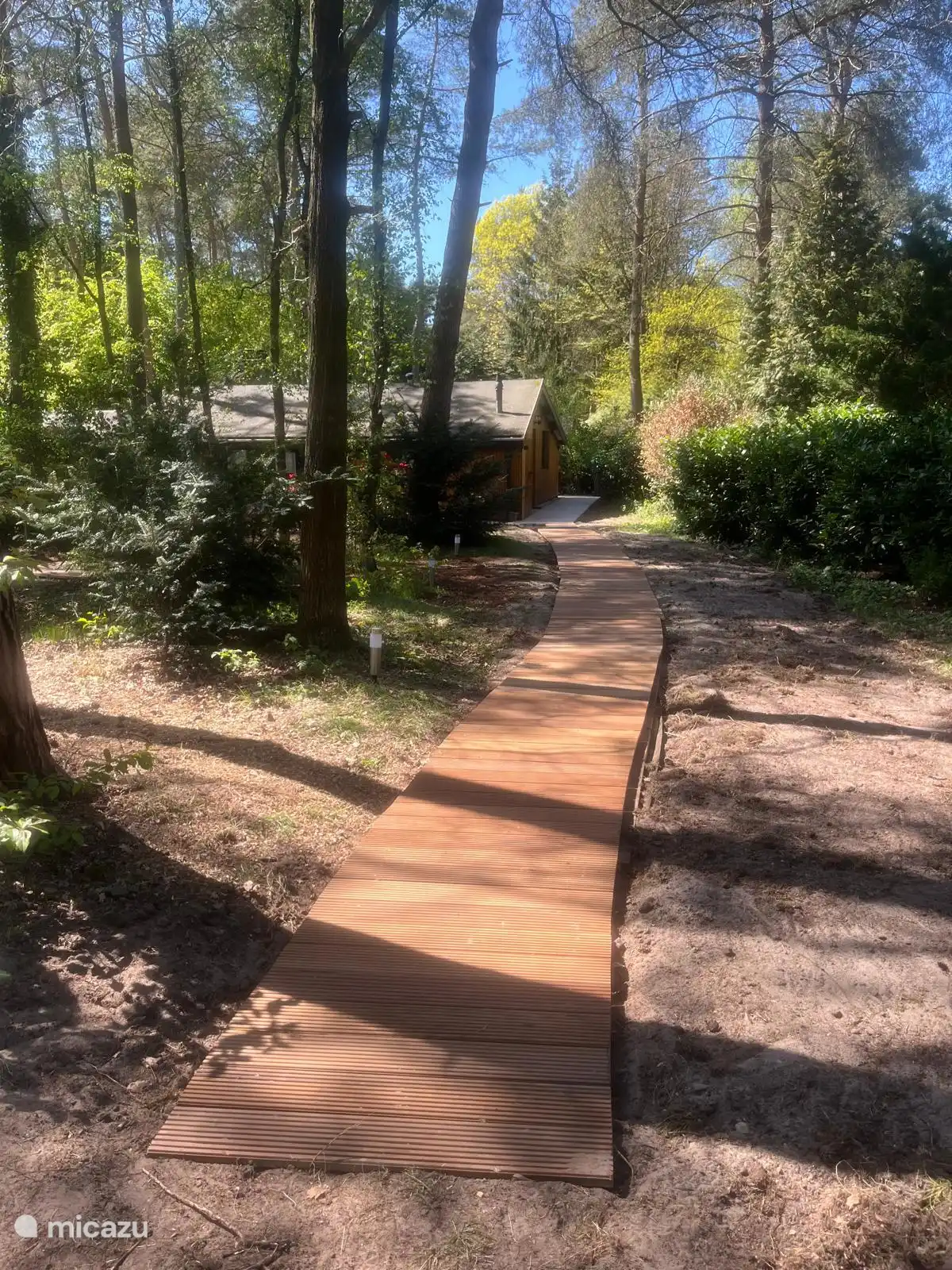 ¡Vaya forma de llegar! Por el paseo marítimo que atraviesa el jardín forestal. ¡Privacidad!