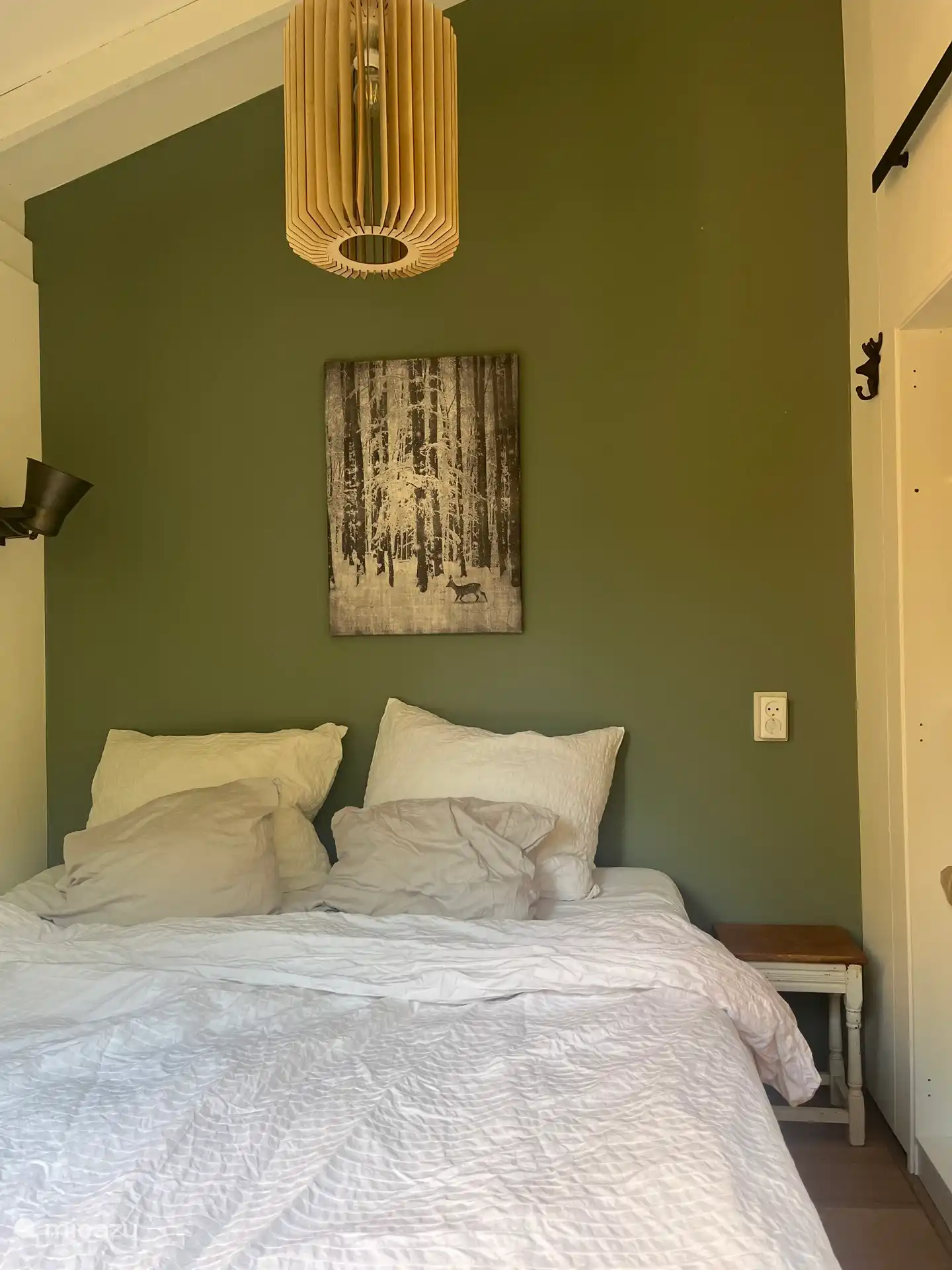 3e slaapkamer heeft bed van 160x200. Nieuw matrassen en topmatras. Ingebouwde kast heeft ruimte voor bagage