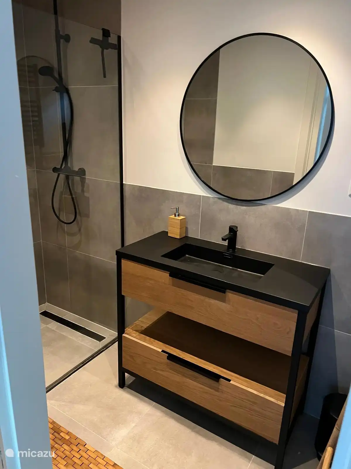 Geheel vernieuwde badkamer met hele lekkere (regen)douche en wastafel