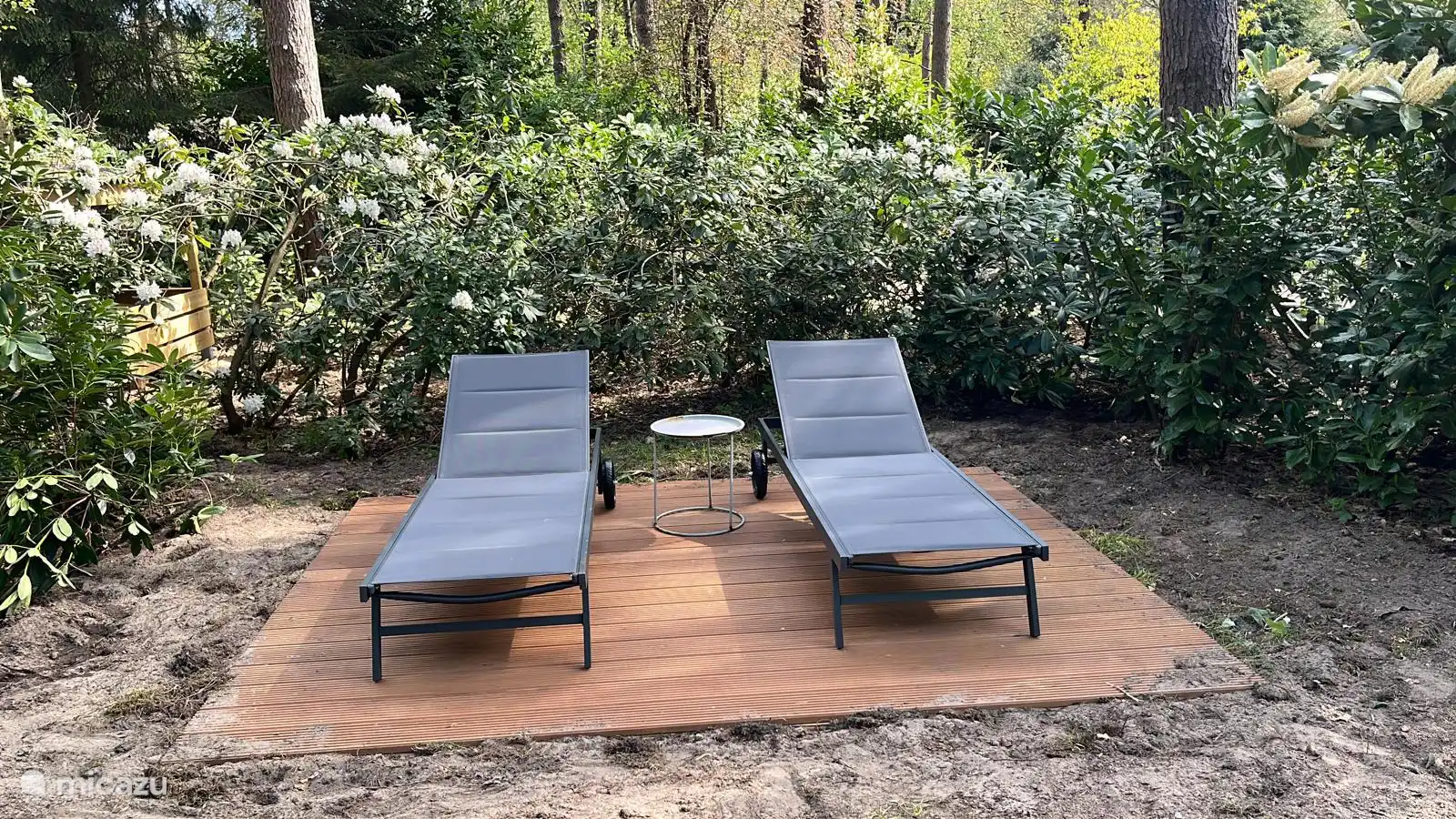 2 tumbonas en cubierta entre los rododendros