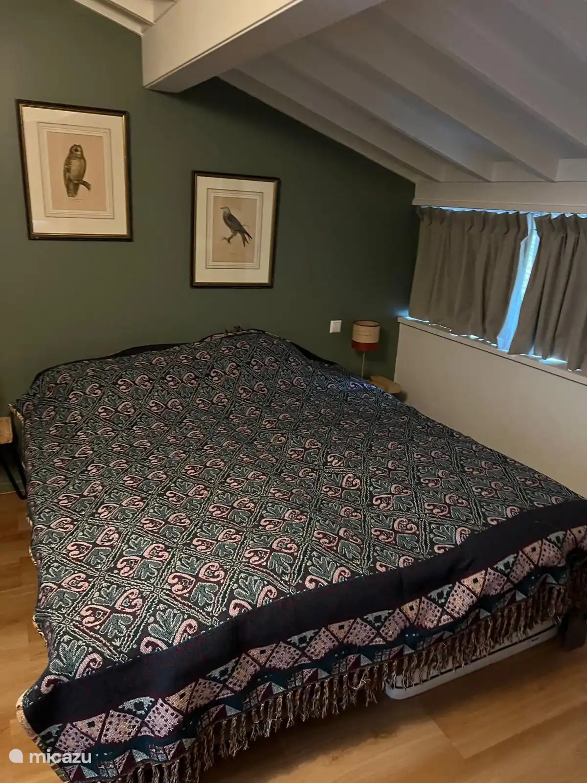 Groot bed - 180x200 - met ruime kledingkast. Matrassen en top matras zijn nieuw. Kinderbedje aanwezig. Beweegbaar (sta/zit) burootje in slaapkamer aanwezig