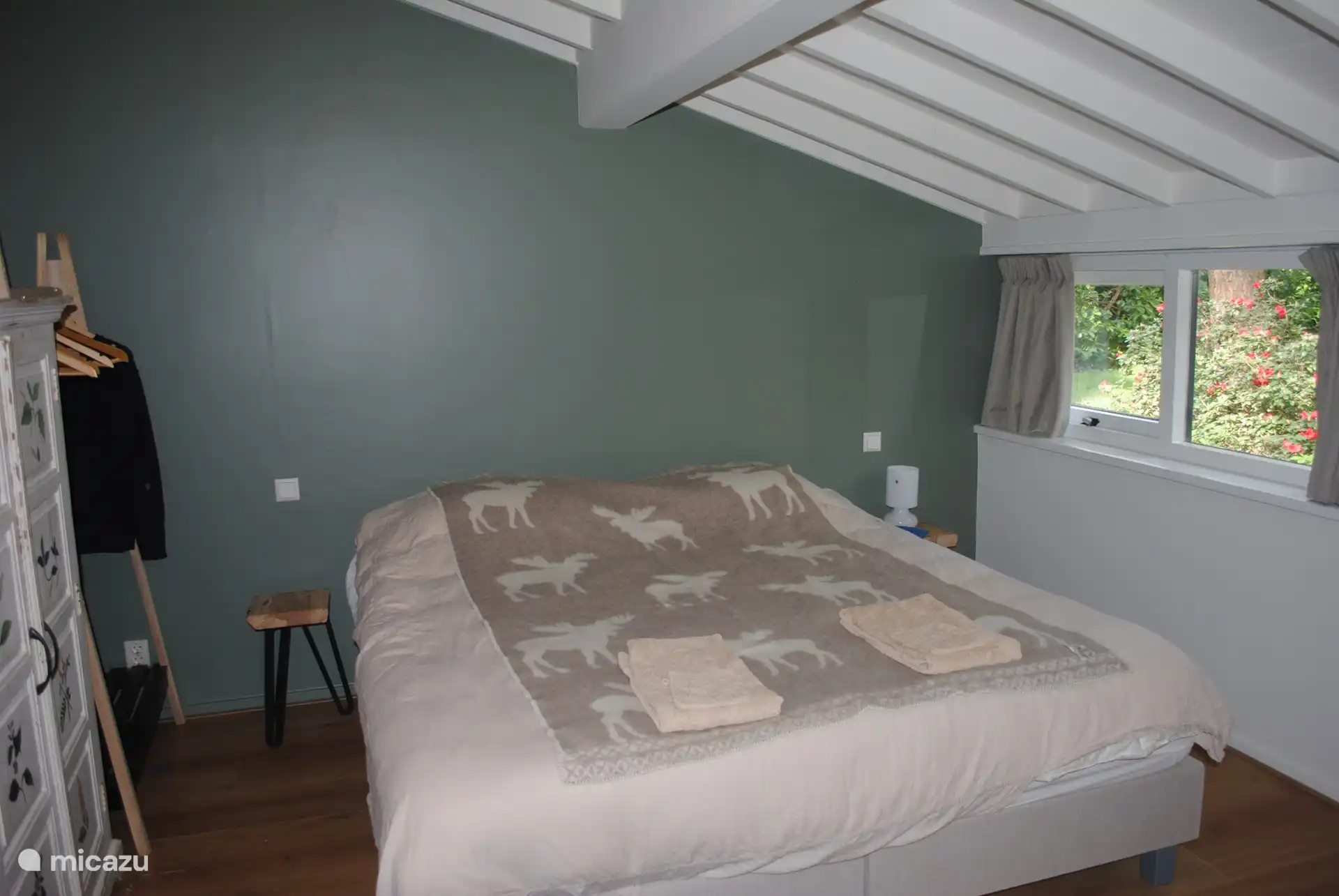 Grote slaapkamer, 180 x 200 bed. Nieuwe (top)matrassen, kussens. Beddengoed & handdoeken incl; geen badlaken