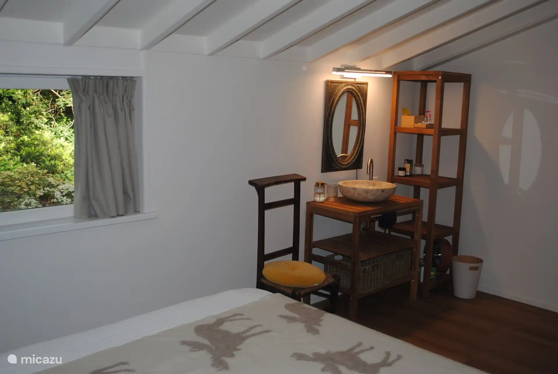 Separaat fonteintje in grote slaapkamer met warm|koud water