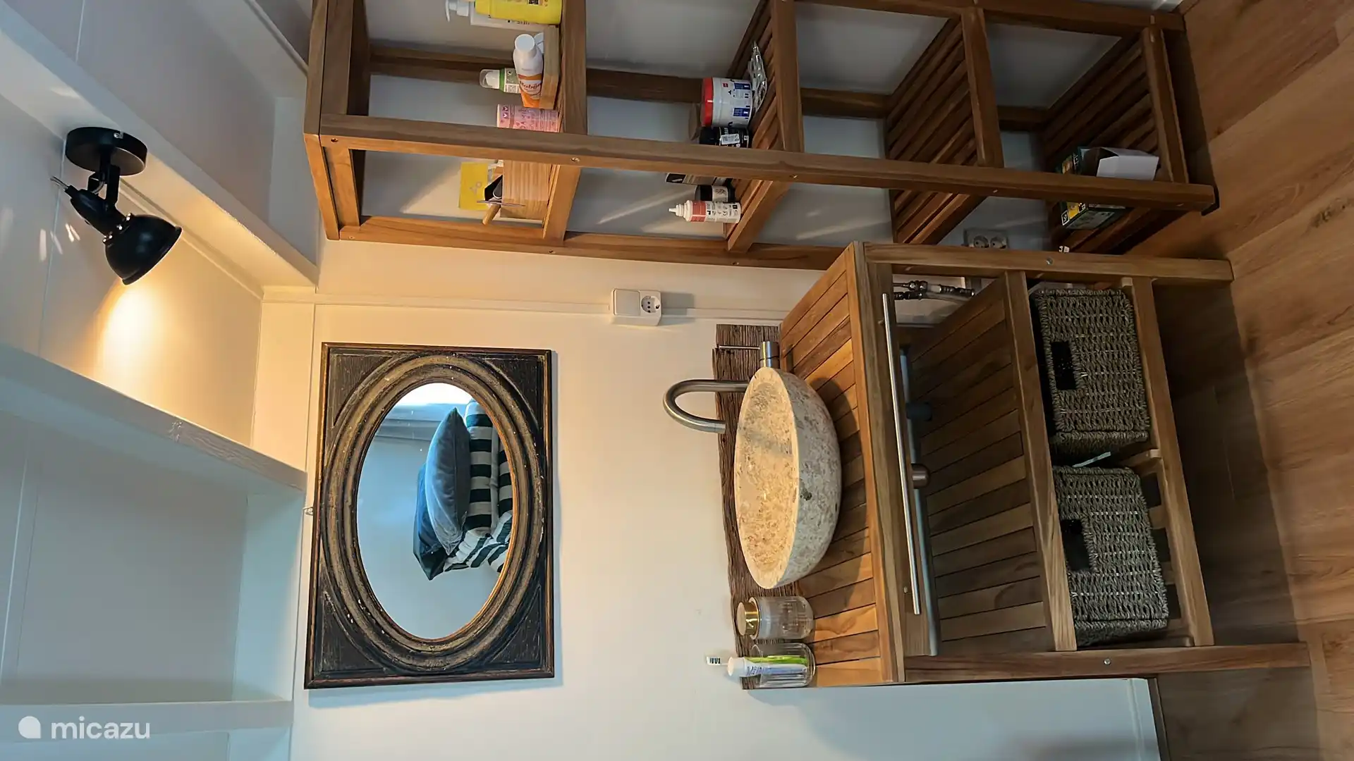 fonteintje met warm en koud water in grote slaapkamer