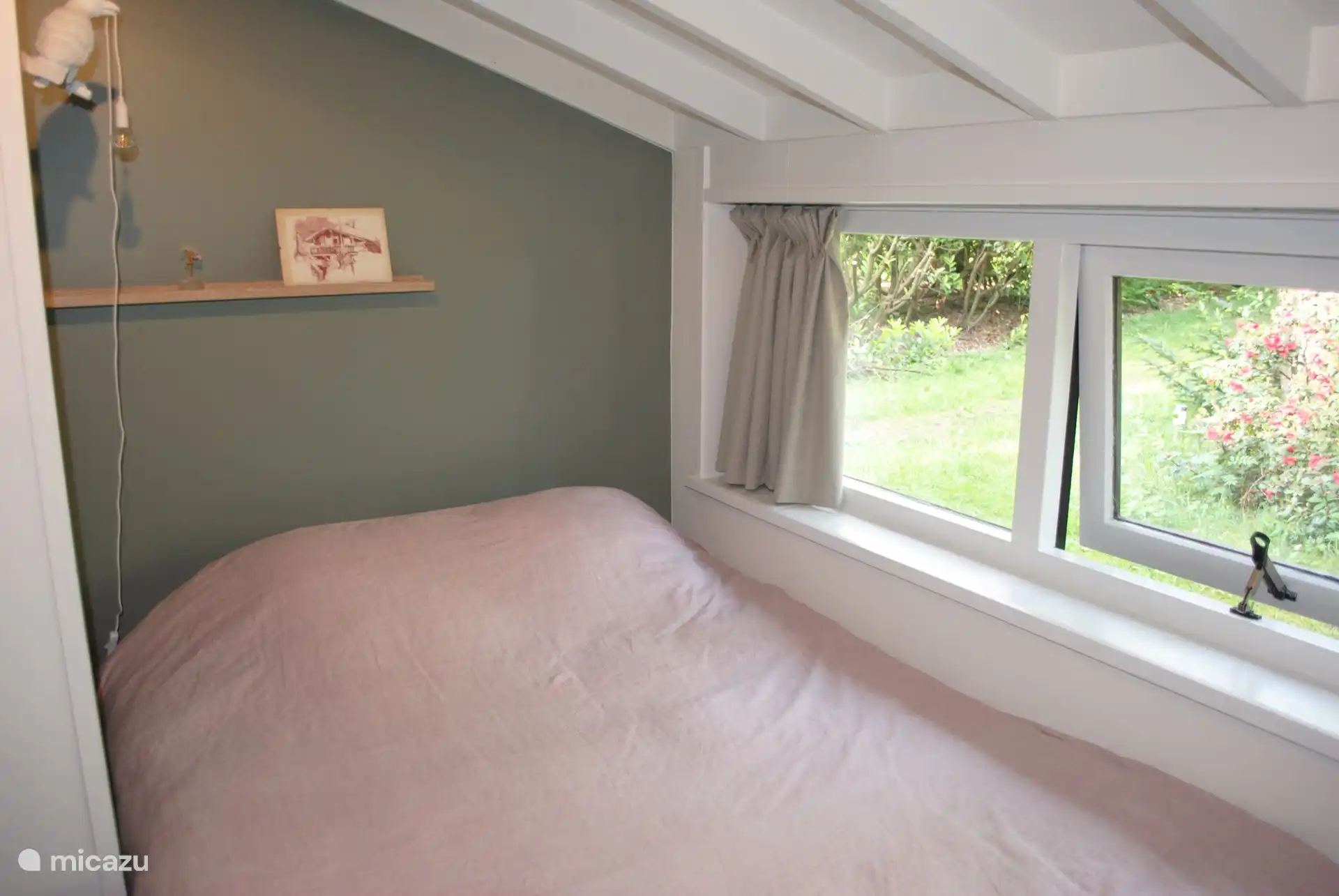 slaapkamer 2: 140 x 200 (Twijfelaar). Knus en fijn naar buiten kijken de bostuin in. Nieuwe (top)matrassen, kussens. Beddengoed & handdoeken incl; geen badlaken