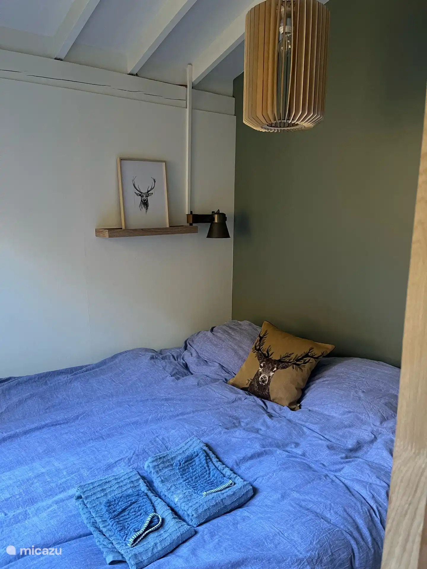 Slaapkamer 3: 160 x 200. Compacte doch fijn kamertje. Ook uitzicht op bostuin incl vogel-concert. Nieuwe (top)matrassen, kussens. Beddengoed & handdoeken incl; geen badlaken