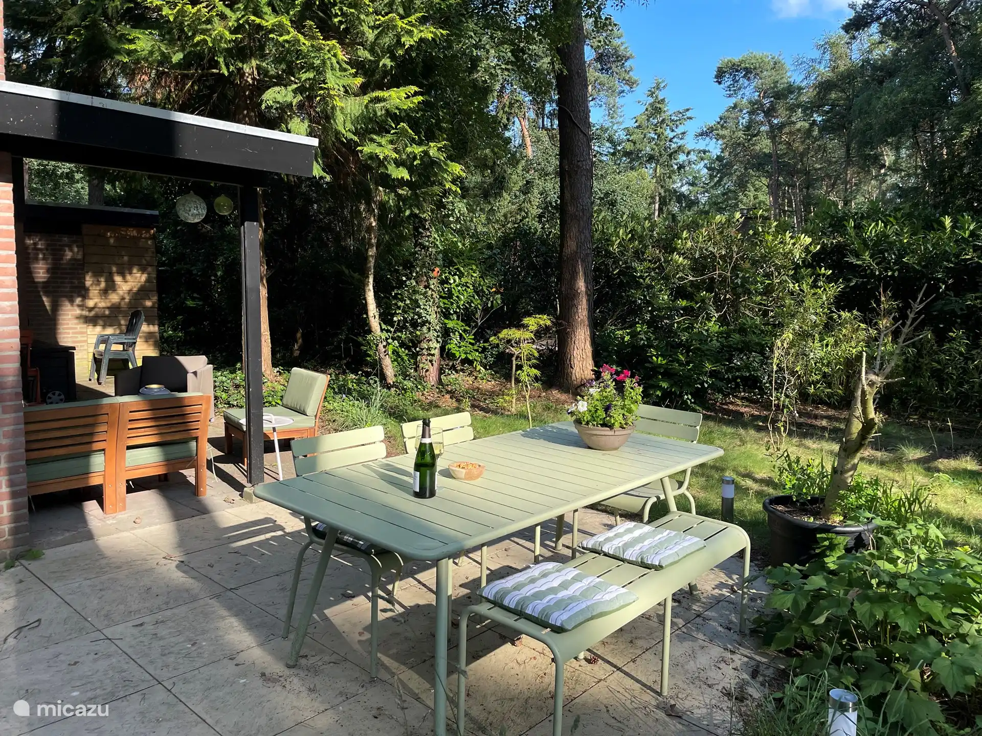 Mooie eettafel op terras met voldoende stoelen