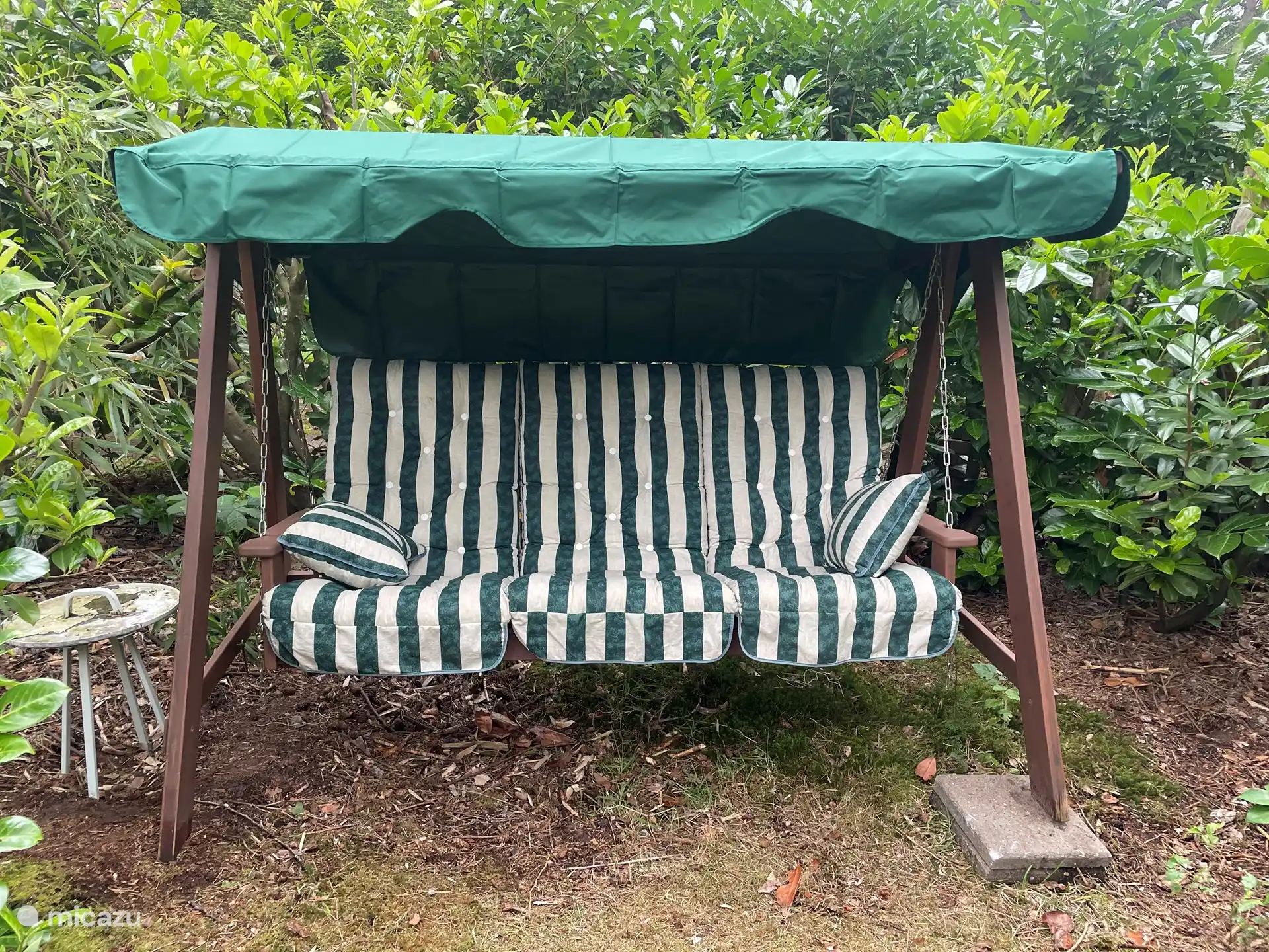 Schommelbank in de tuin