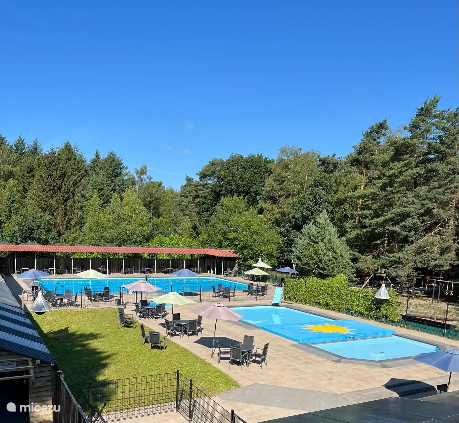 Het kleinschalige park heeft een buitenzwembad dat zomers open is. Zeer geschikt voor families en (kleine) kinderen. Pas op: geen horeca. Incl in de huur