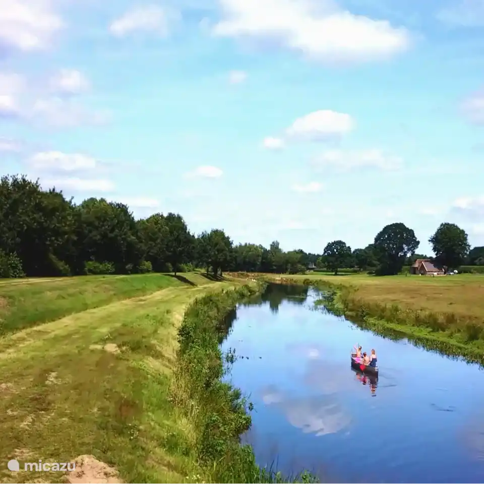 Er is veel outdoor. Oa kano op de Regge, zij-arm van de Vecht op nog geen 10 minuten fietsen