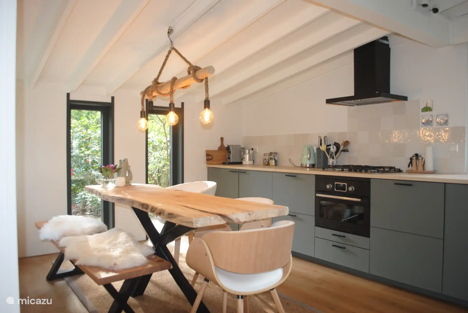 Gezellige en nieuwe keuken annex eettafel. Lekker koken en en samen zijn met je gezin