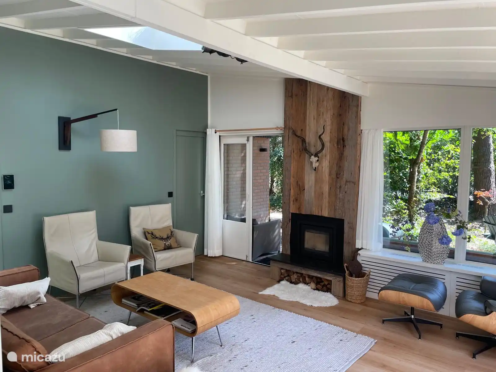 Lekkere woonkamer met betimmerde ingebouwde houthaard