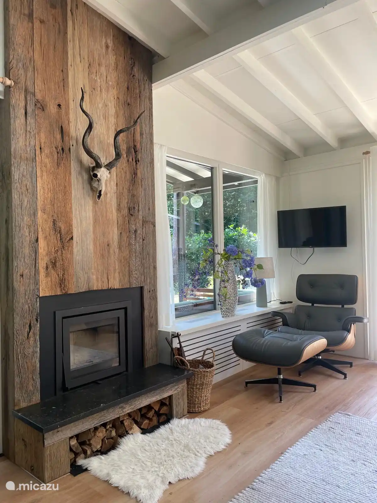 Er is een smart TV met alle gebruikelijke apps