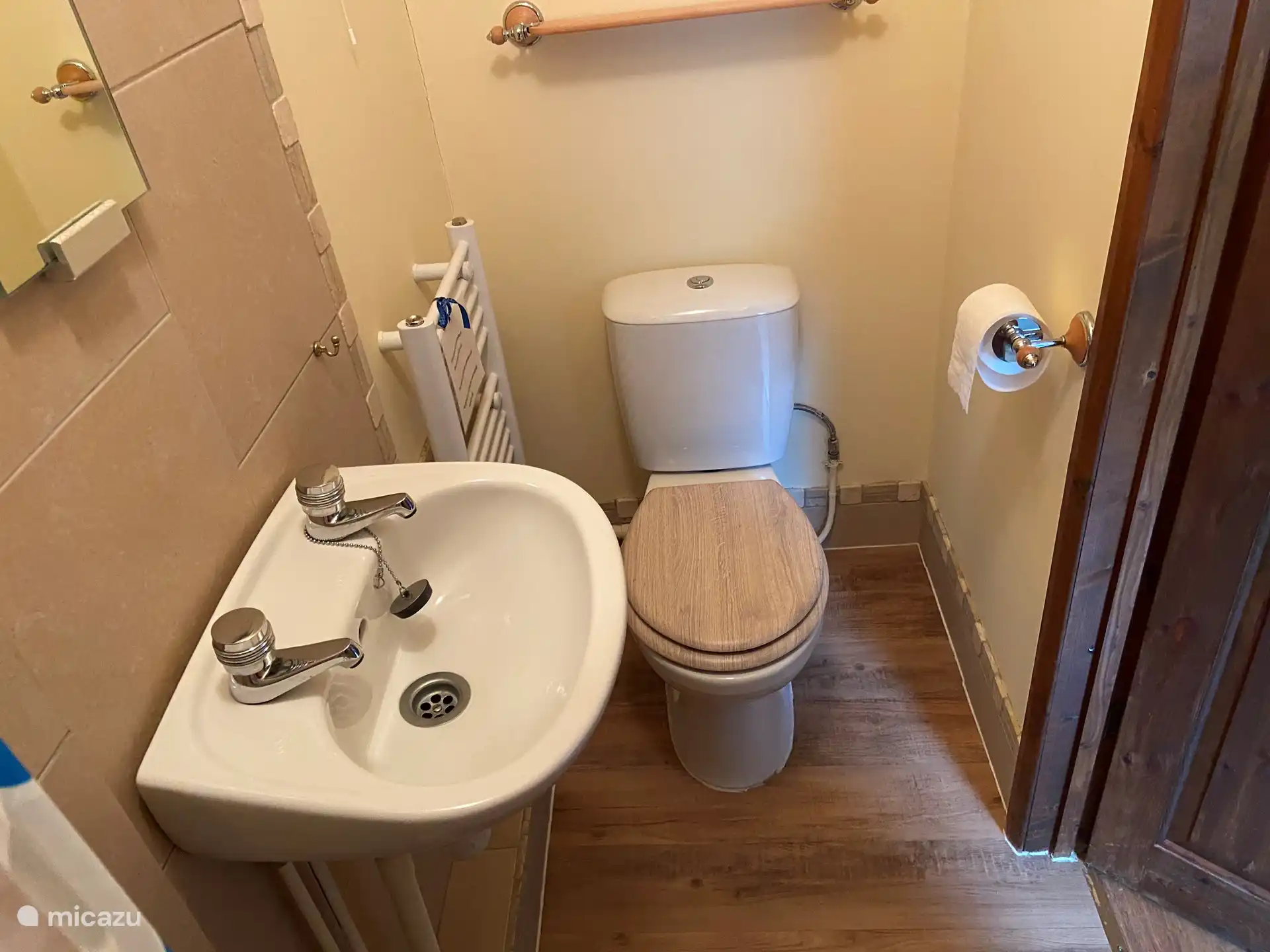 Toilet en wastafel badkamer 2