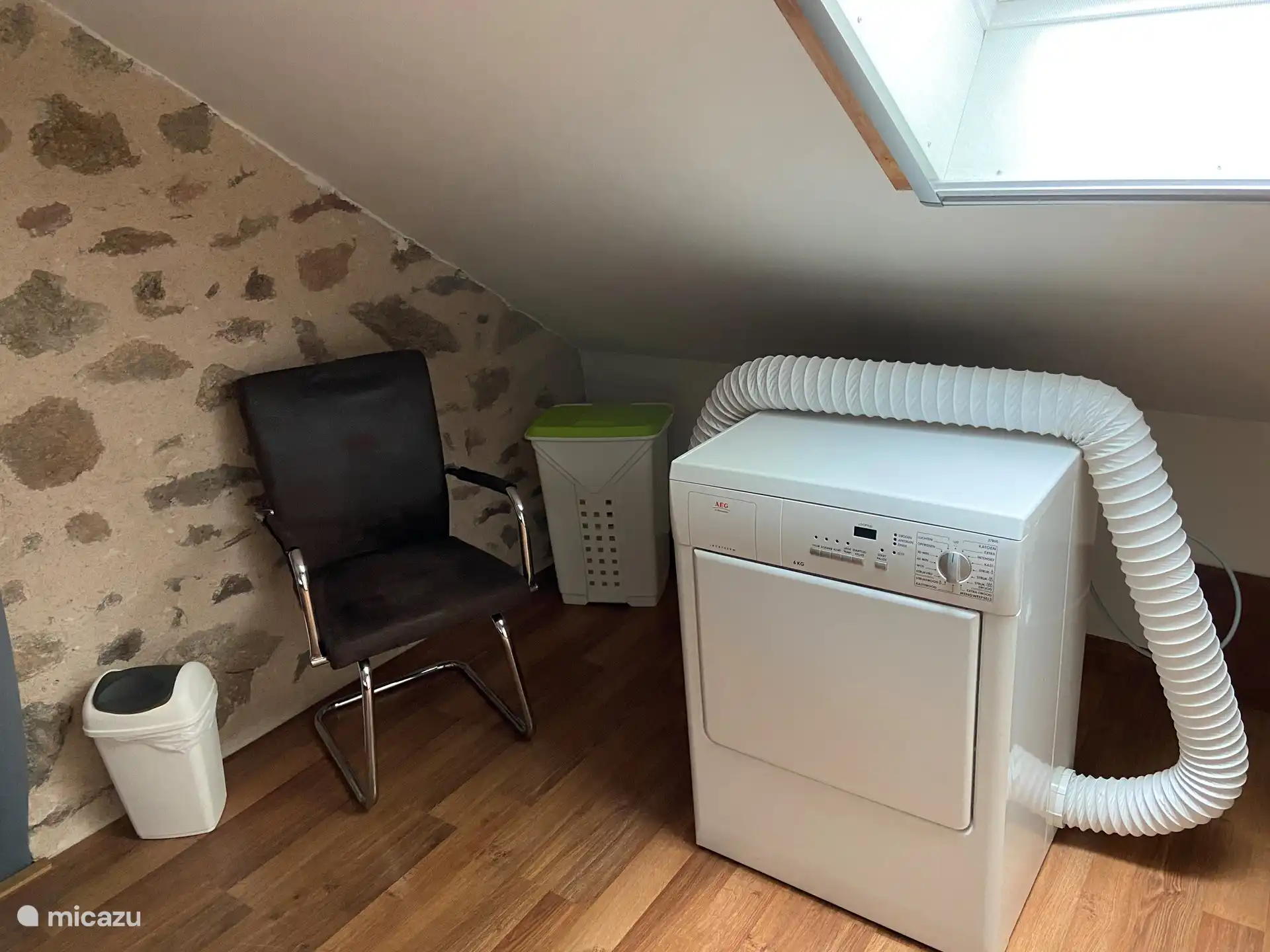 Droger. Staat op slaapkamer 2