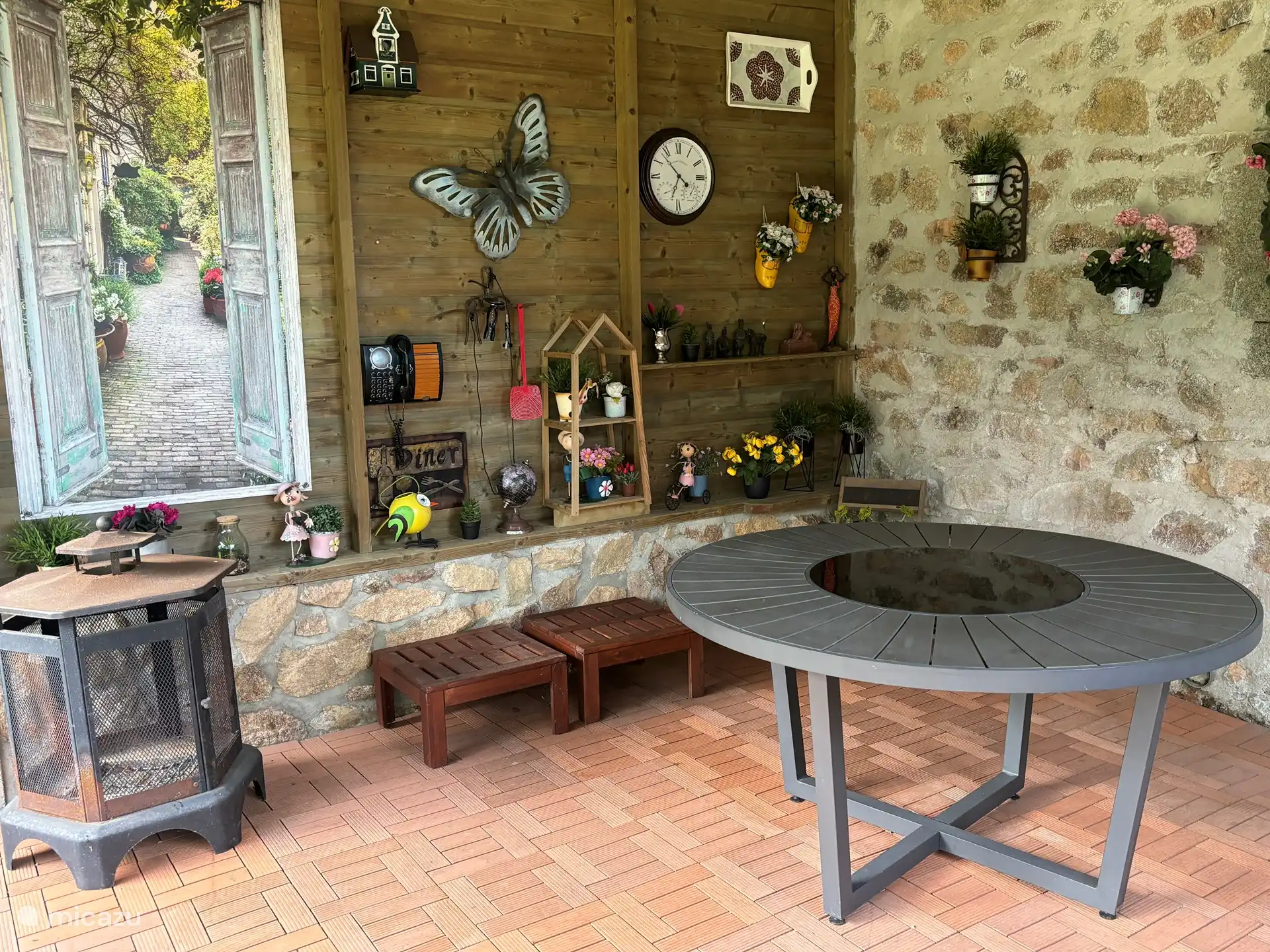 Ruimte onder balkon. Zitten we vaak als je in de schaduw wilt zitten. 