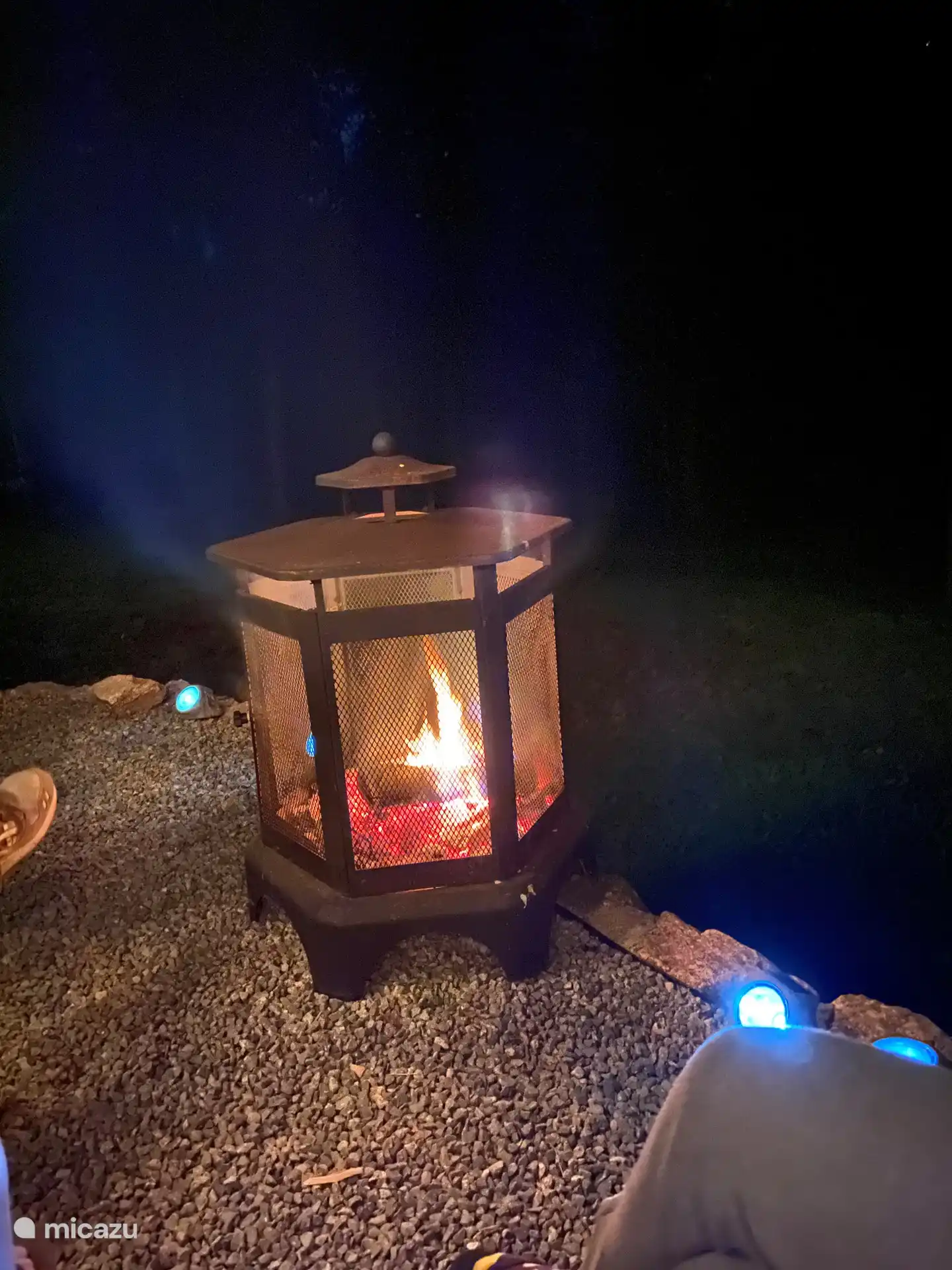 Lekker vuurtje stoken buiten
