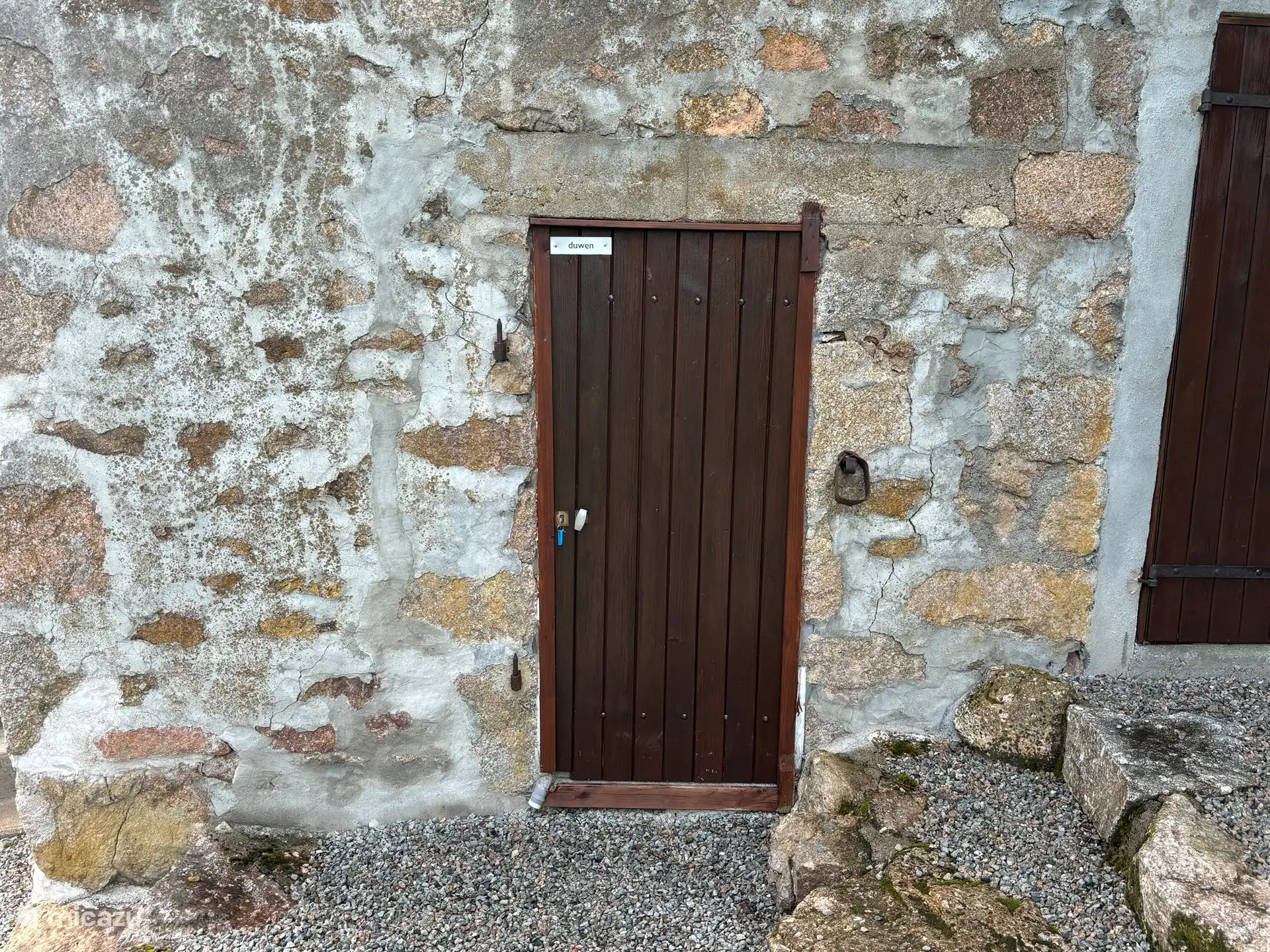 Kelder met tuinstoelen etc.