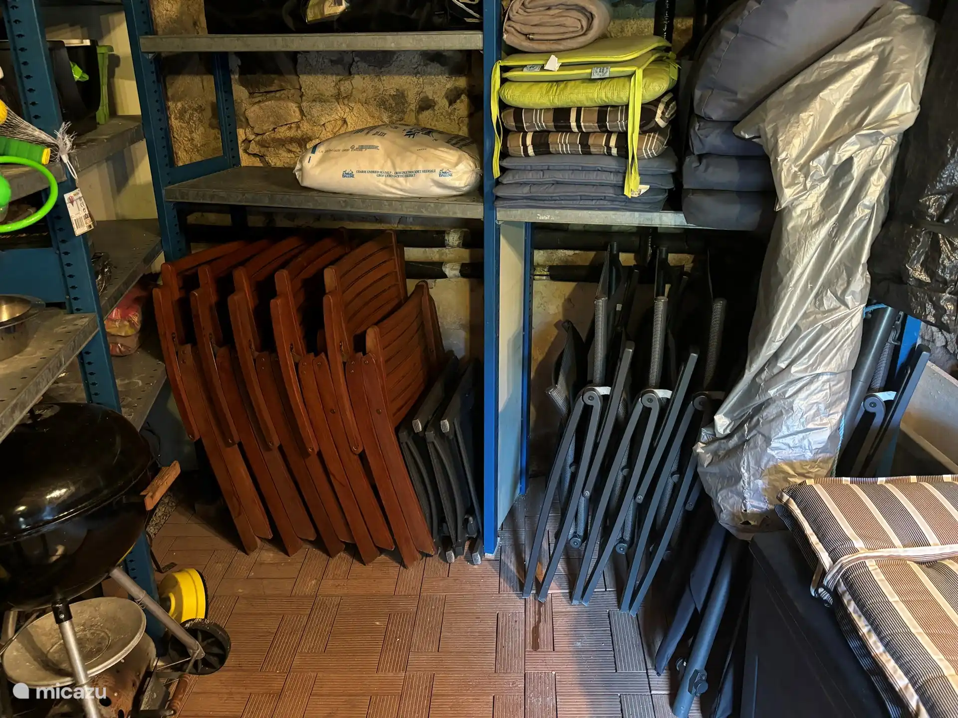 Tuinstoelen en box met kussens