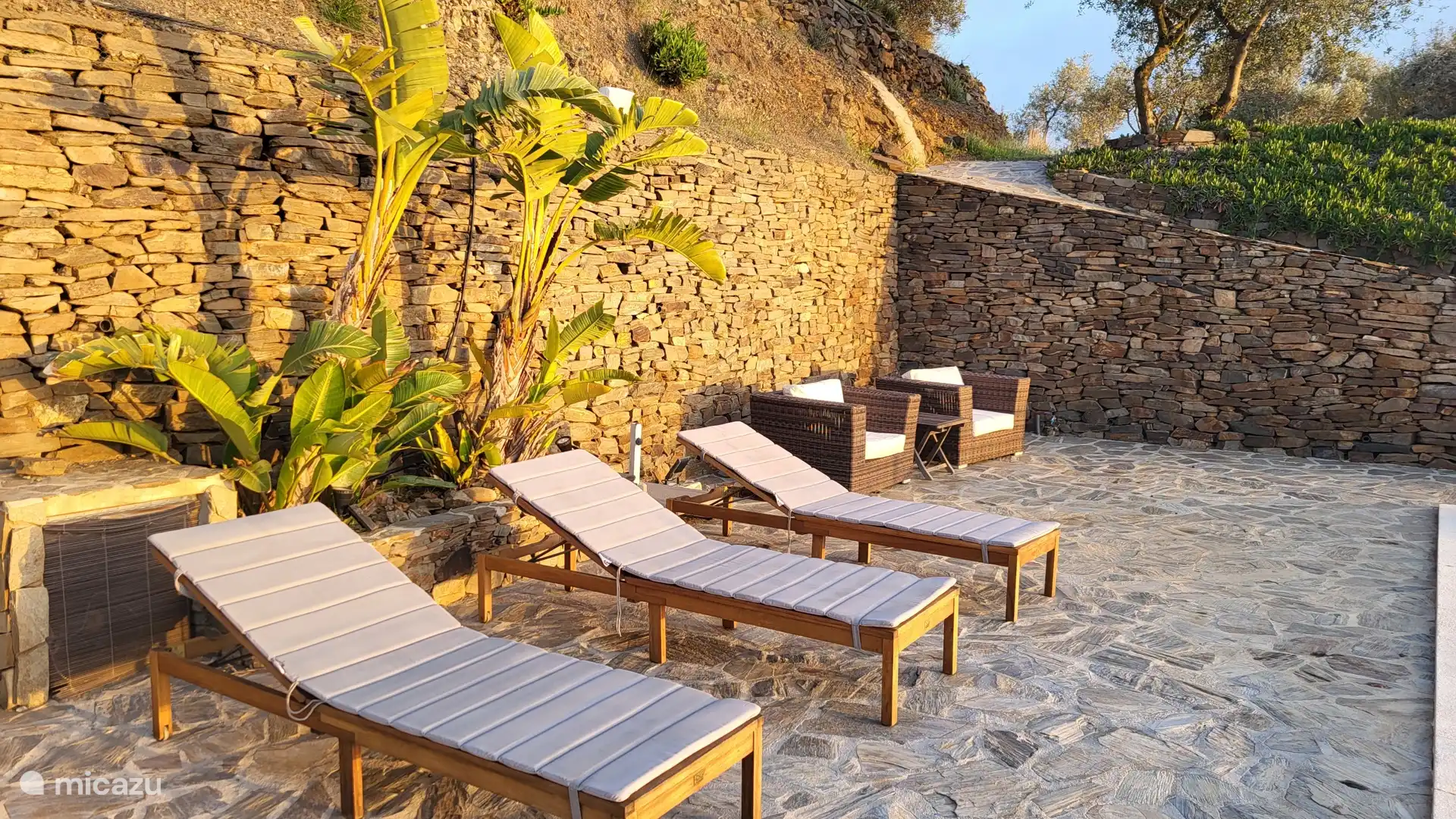  5Nieuwe lounges en zithoek met panoramisch zicht op zee en bergen