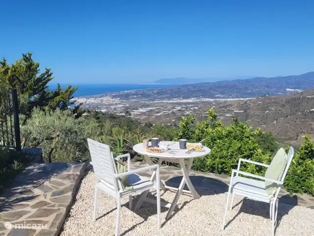 Casa Pajaros avec PISCINE & JACUZZI | Espagne, Costa del Sol, Sayalonga - villa 1 des nombreuses terrasses ensoleillées du matin