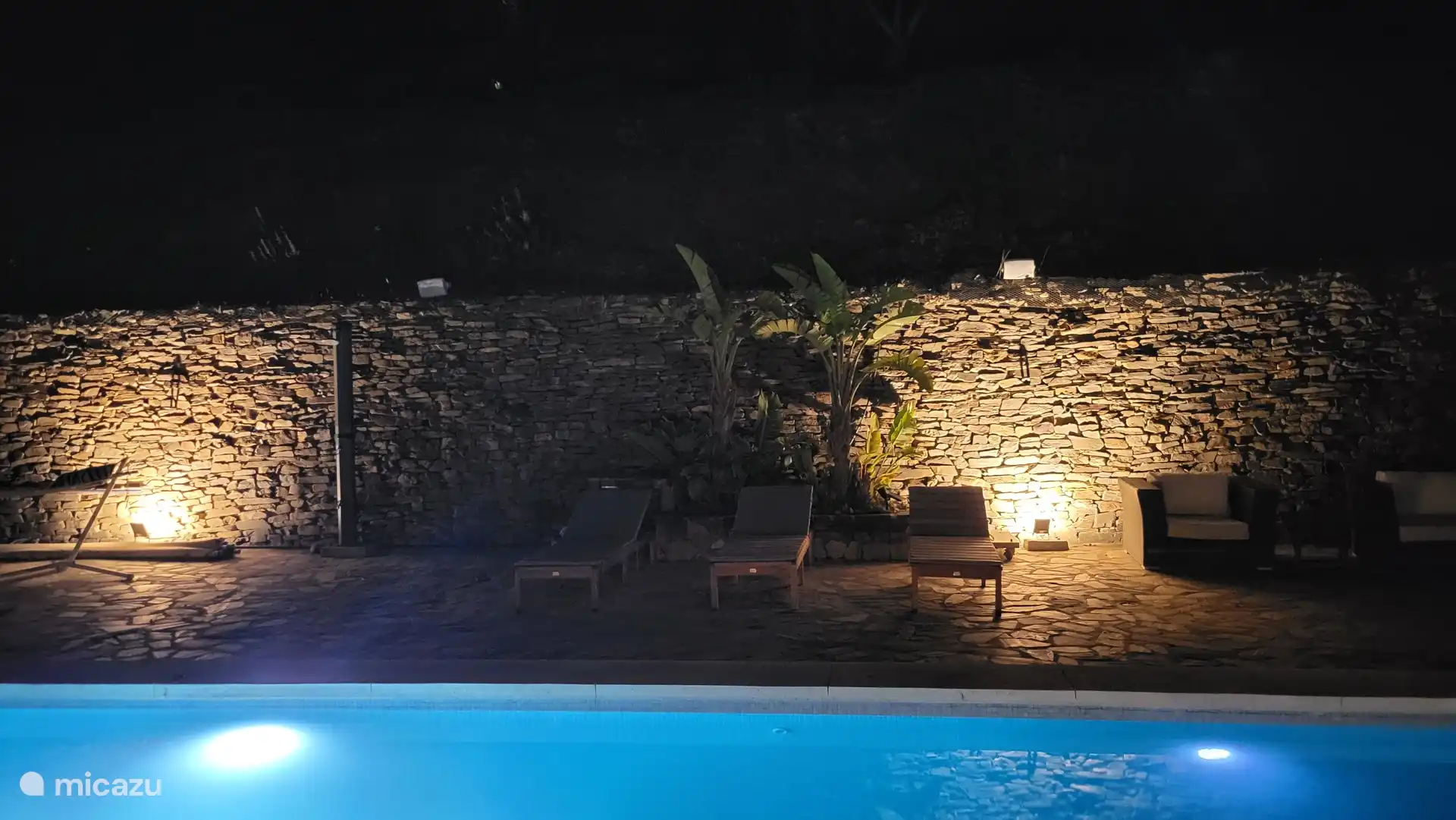 sfeerbeeld. Eveneens buitendouche, jacuzzi en muziekinstallatie