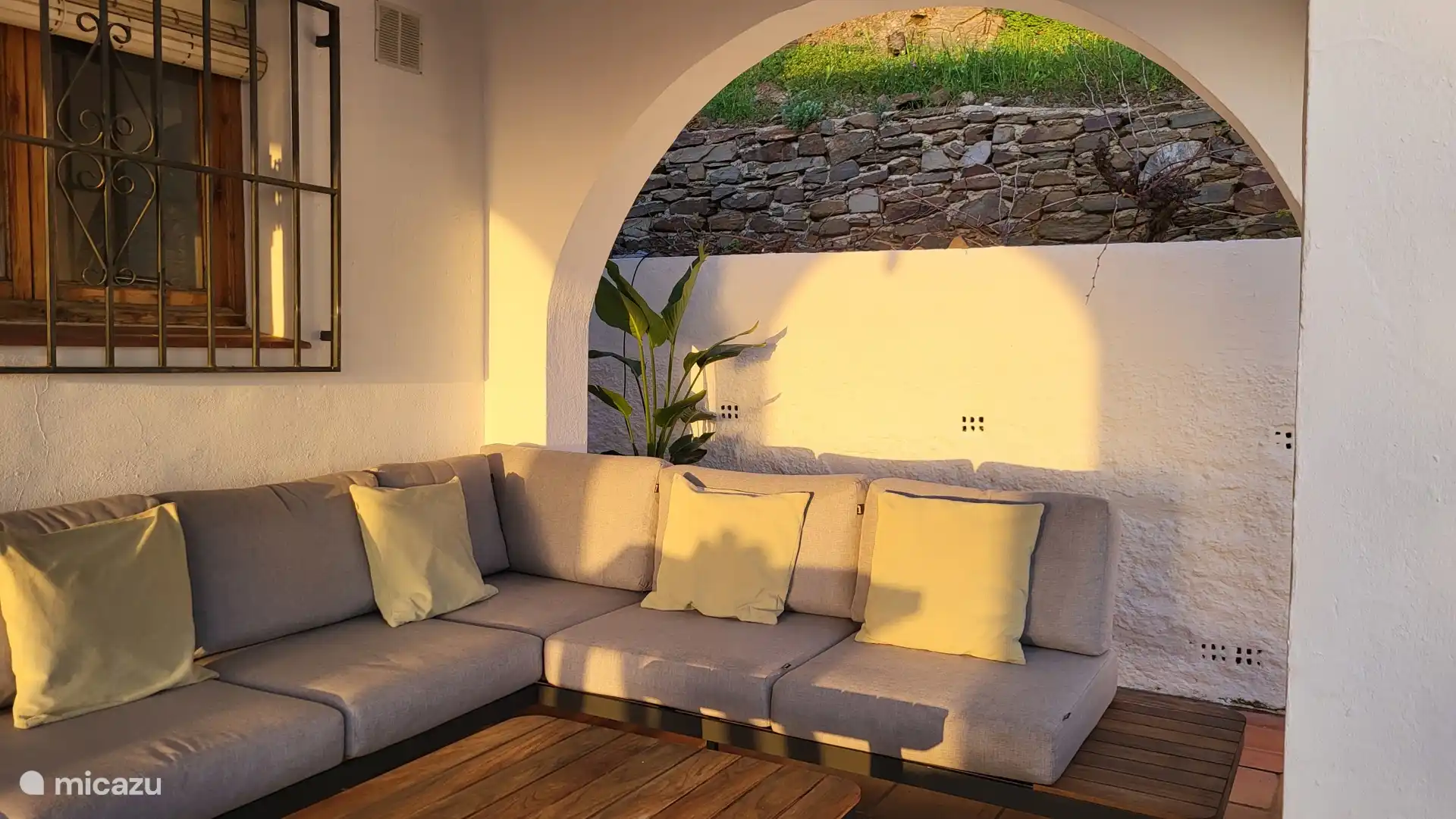 Nieuwe lounge met zicht op zwembad en panorama