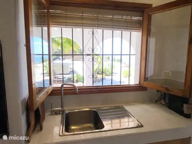 Casa Pajaros avec PISCINE & JACUZZI | Espagne, Costa del Sol, Sayalonga - villa Vue de la cuisine sur toute la terrasse et la piscine