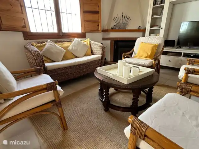 Casa Pajaros avec PISCINE & JACUZZI | Espagne, Costa del Sol, Sayalonga - villa Salon confortable avec poêle à granulés, grande télévision, haut débit, DVD, tablette