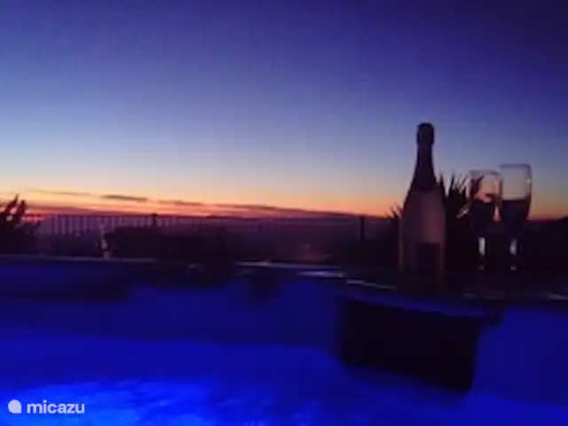 Casa Pajaros avec PISCINE & JACUZZI | Espagne, Costa del Sol, Sayalonga - villa Coucher de soleil depuis le jacuzzi avec un bon verre de vin.