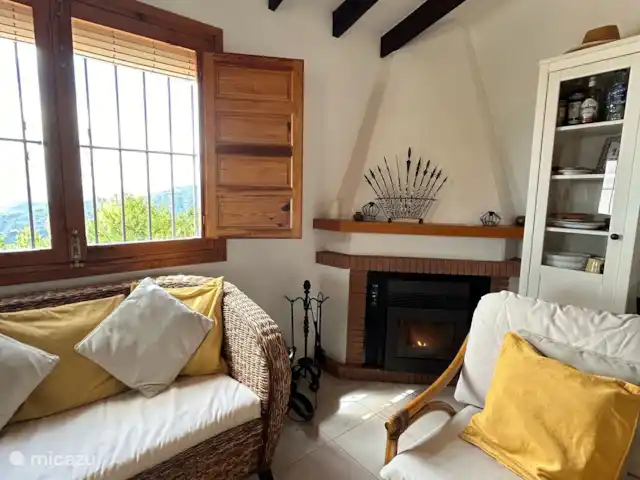 Casa Pajaros avec PISCINE & JACUZZI | Espagne, Costa del Sol, Sayalonga - villa Salon confortable avec poêle à granulés, grande télévision, chromecast, tablette disponible, système de musique,...