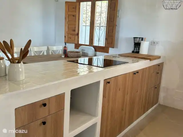 Casa Pajaros avec PISCINE & JACUZZI | Espagne, Costa del Sol, Sayalonga - villa Cuisine ouverte avec tous les appareils modernes. Écoulement fluide vers l’extérieur, le salon et la salle à manger. Vue de la cuisine sur la piscine et la terrasse.