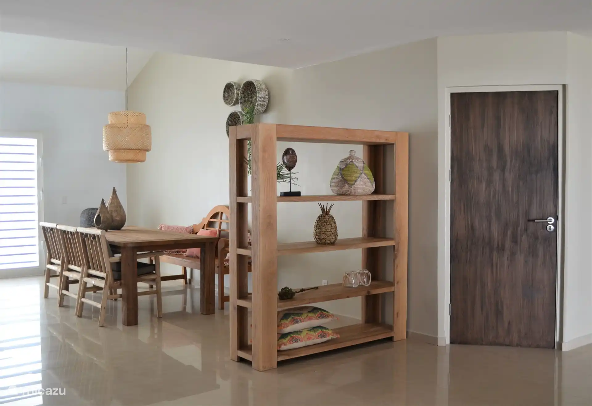 Esstisch und Tür zum Hauptschlafzimmer