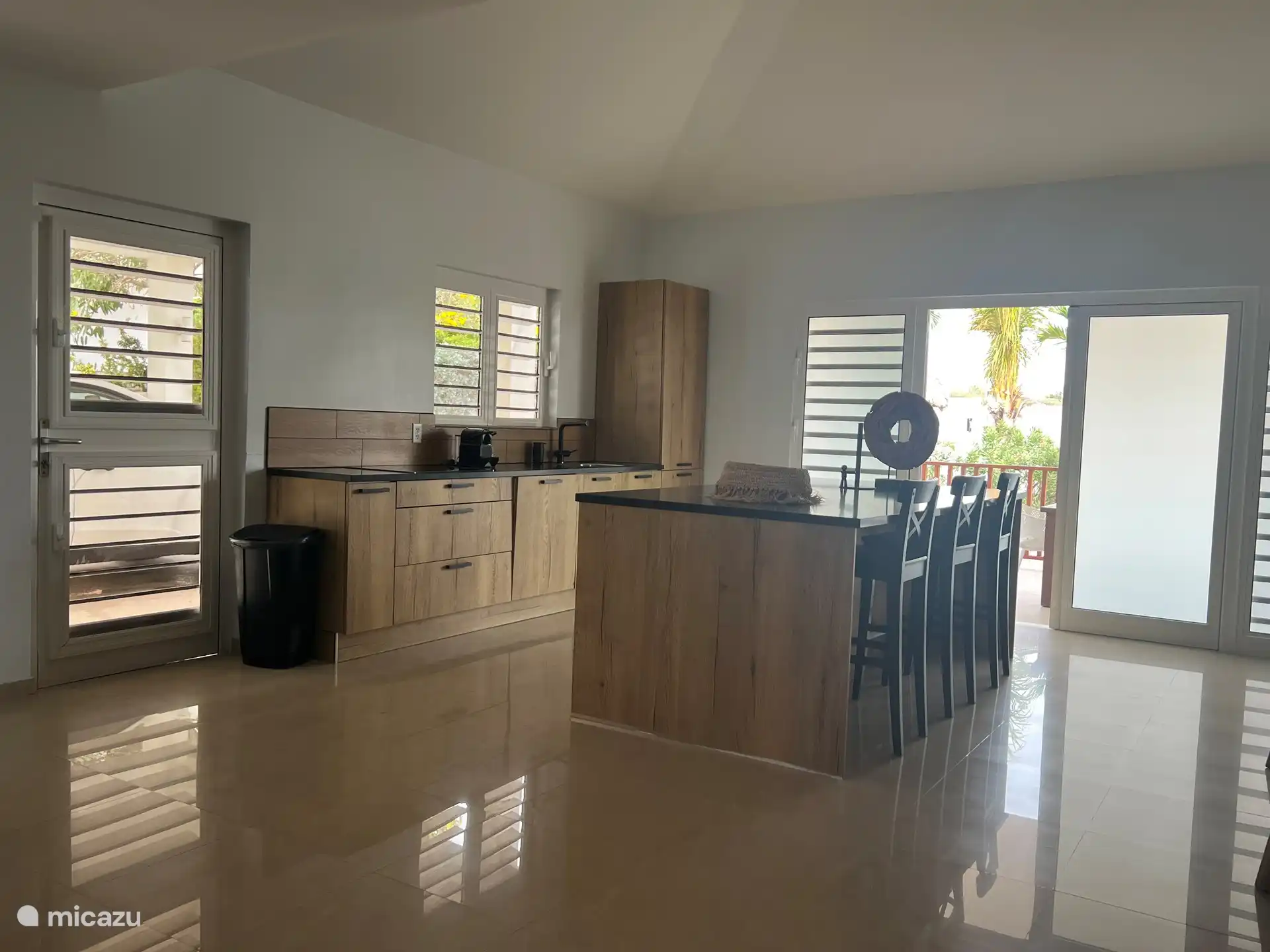 Geräumige, moderne Küche