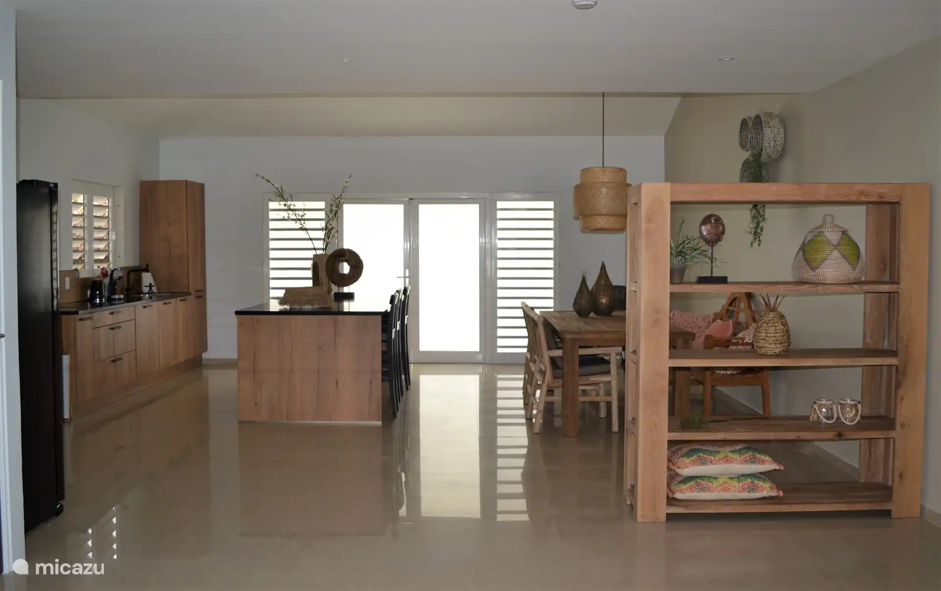 Neue, moderne Küche und Türen zur Rückseite der Villa.