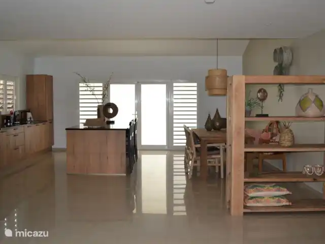 Villa Gigimomo huren in Curaçao, Banda Ariba (oost), Vista Royal - villa Nieuwe, moderne keuken en deuren richting achterkant van de villa.