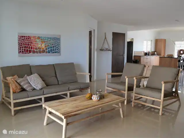 Villa Gigimomo huren in Curaçao, Banda Ariba (oost), Vista Royal - villa Woonkamer met bankstel, twee fauteuils en TV.