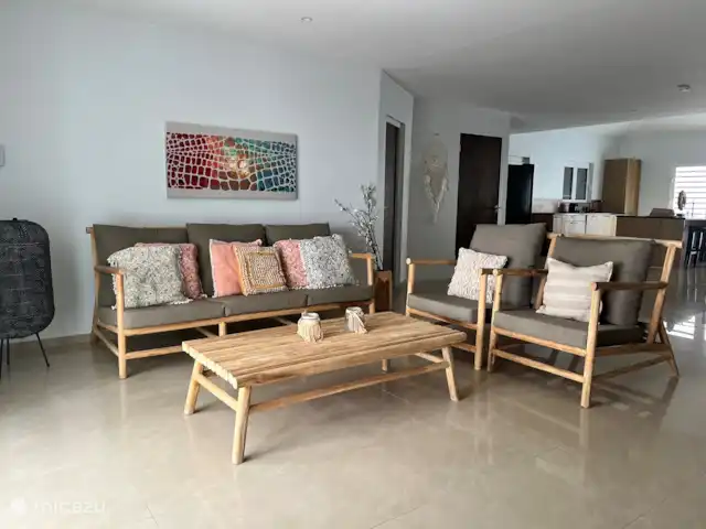 Villa Gigimomo huren in Curaçao, Banda Ariba (oost), Vista Royal - villa Woonkamer met bankstel, twee fauteuils en TV.