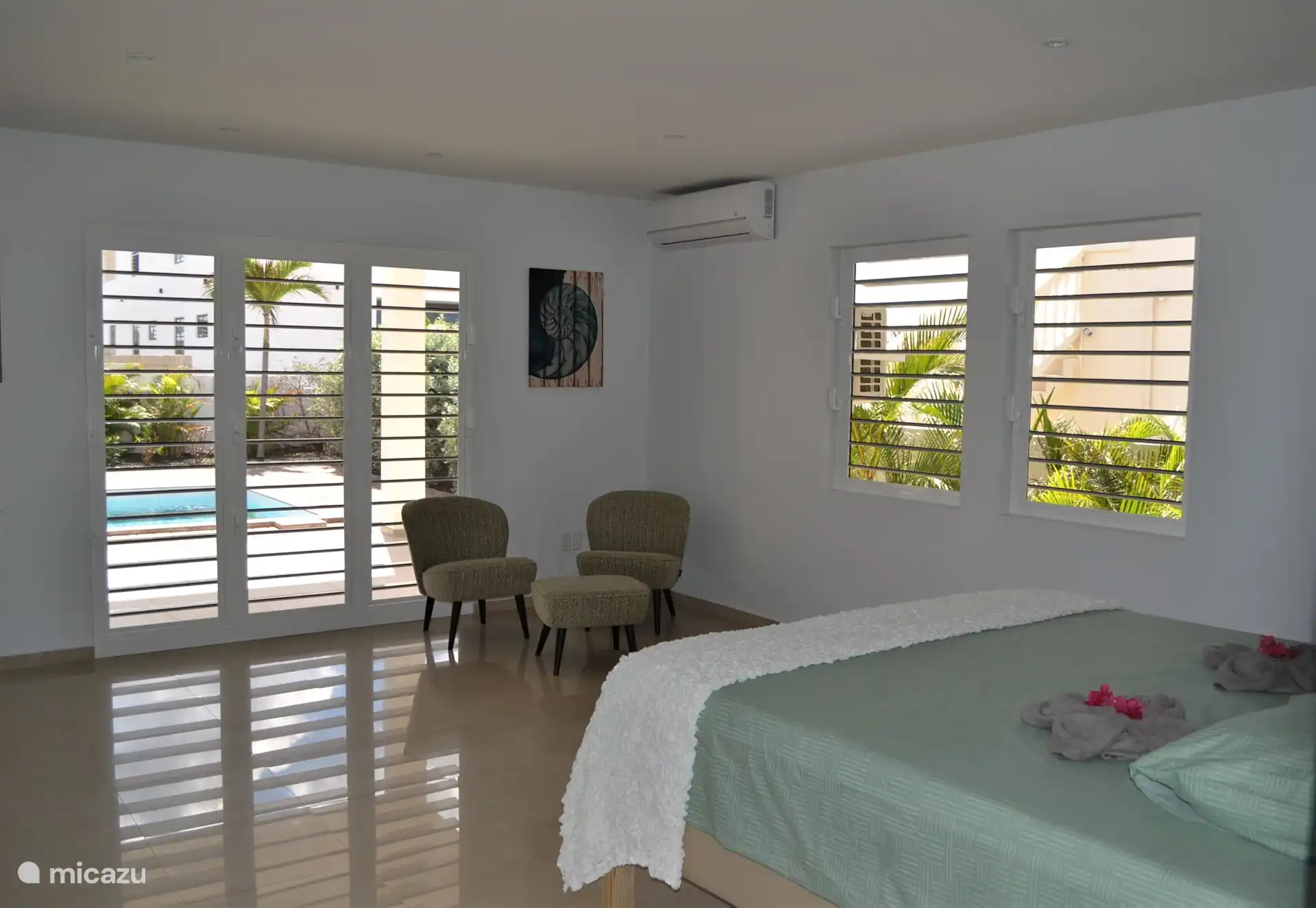 Sehr geräumiges Hauptschlafzimmer mit Klimaanlage