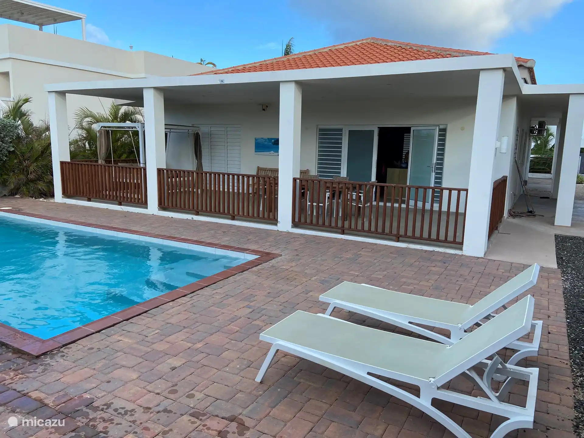 Umzäunung der Veranda, damit Kinder, die nicht schwimmen können, nicht in den Pool fallen können.