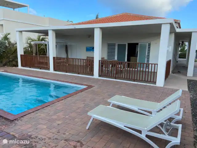 Villa Gigimomo huren in Curaçao, Banda Ariba (oost), Vista Royal - villa Hekwerk rondom veranda zodat kinderen die niet kunnen zwemmen niet in het zwembad kunnen vallen.