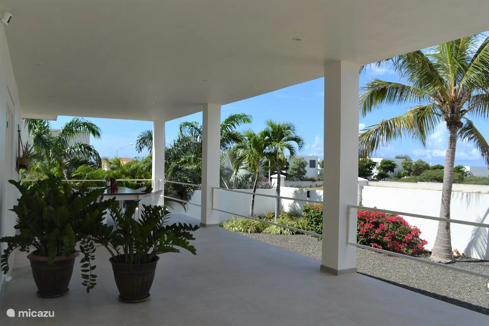 Vorderseite des Hauses mit 6-Personen-Tisch und Lounge-Sofa