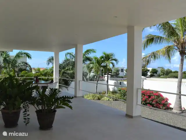 Villa Gigimomo huren in Curaçao, Banda Ariba (oost), Vista Royal - villa Voorzijde woning met 6 persoons tafel en loungebank