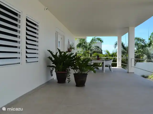 Villa Gigimomo huren in Curaçao, Banda Ariba (oost), Vista Royal - villa Voorzijde woning met 6 persoons tafel en loungebank