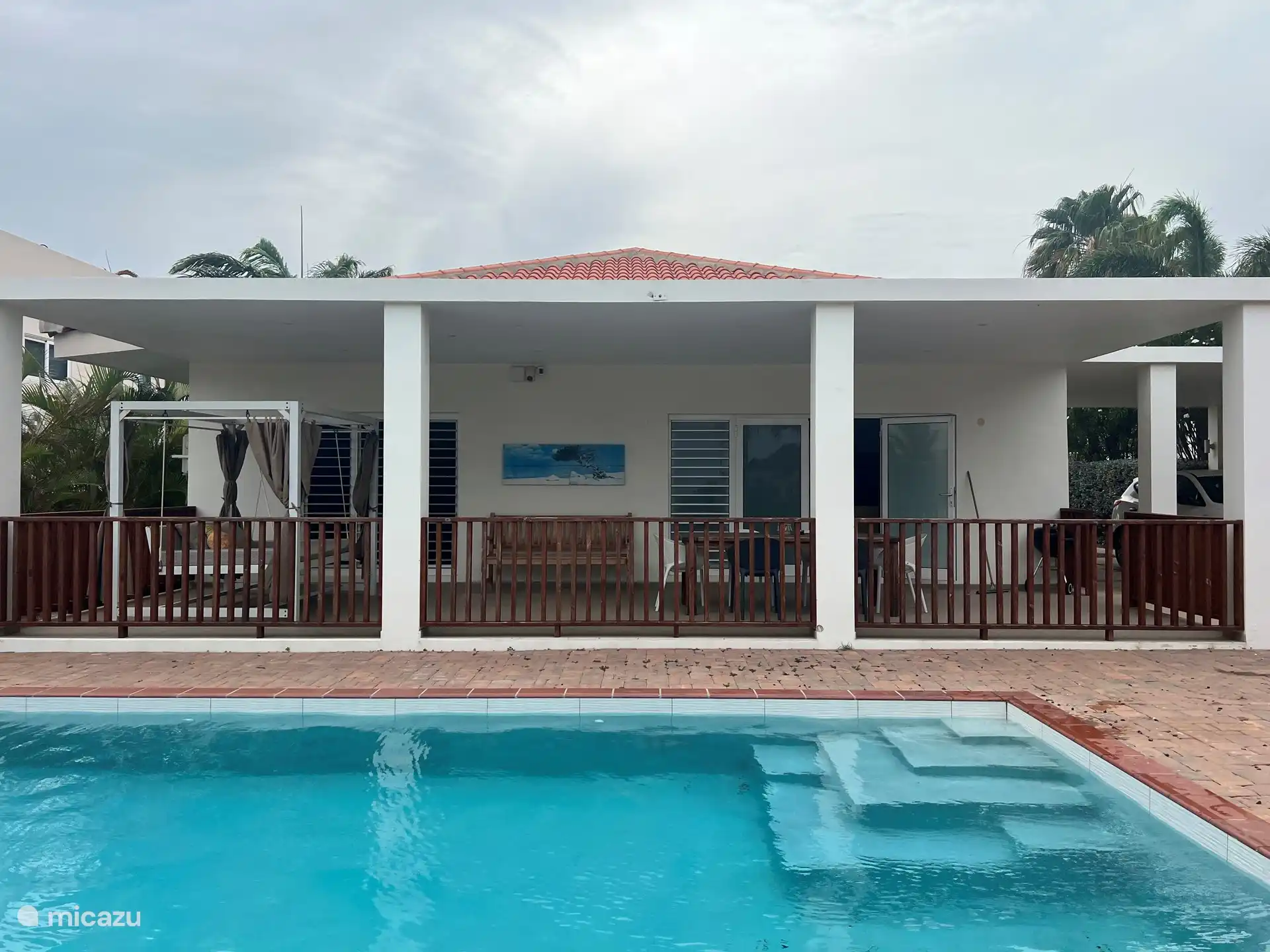 Hintere Villa.
Umzäunung der Veranda, damit Kinder, die nicht schwimmen können, nicht in den Pool fallen können.