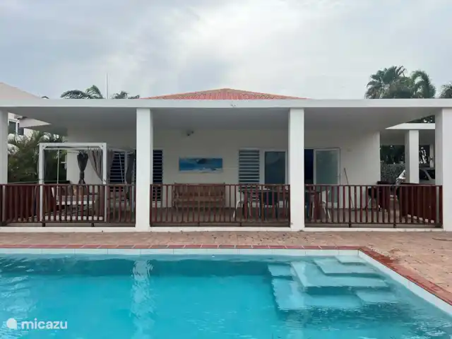 Villa Gigimomo huren in Curaçao, Banda Ariba (oost), Vista Royal - villa Achterzijde villa.
Hekwerk rondom veranda zodat kinderen die niet kunnen zwemmen niet in het zwembad kunnen vallen.