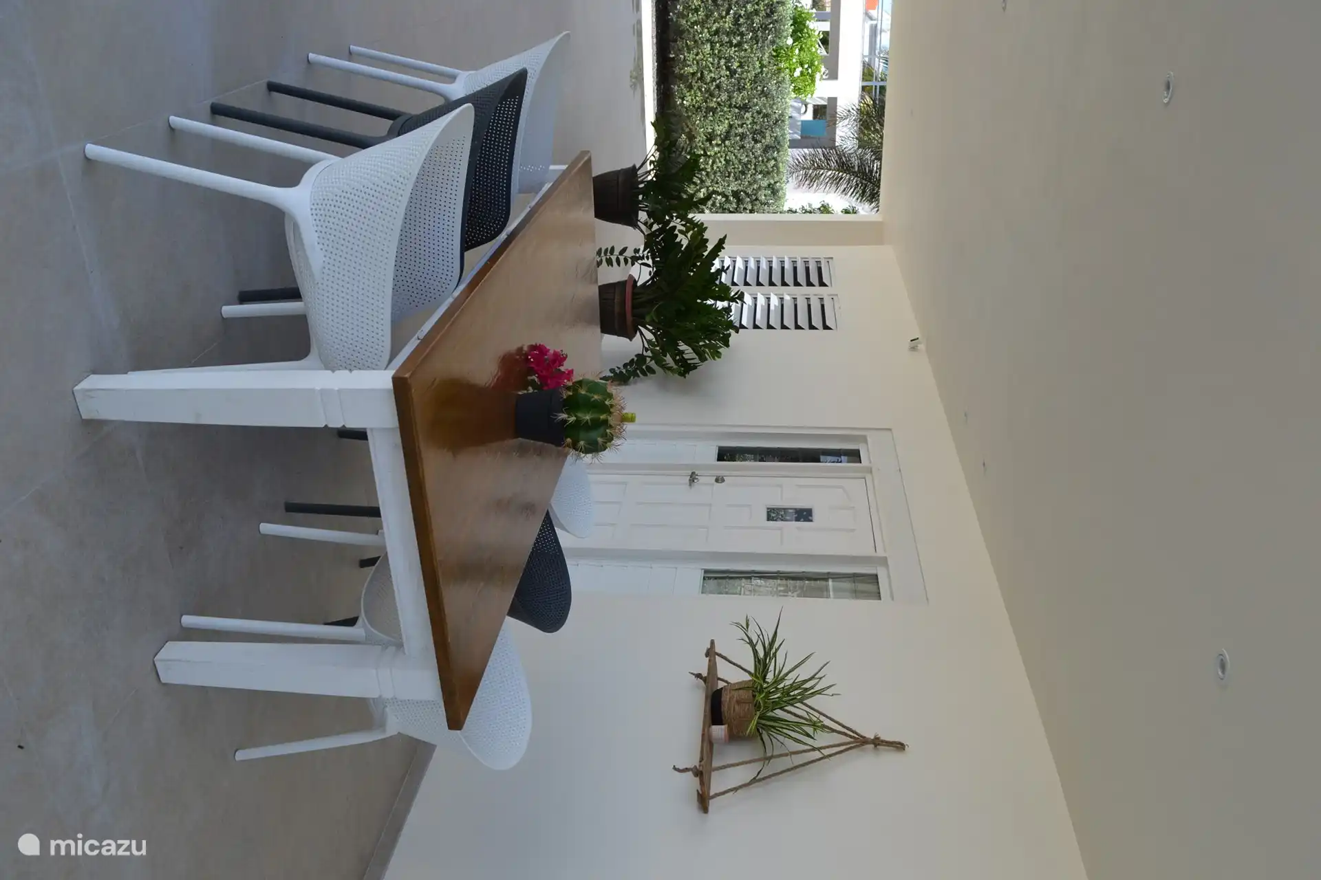 Vorderseite des Hauses mit 6-Personen-Tisch und Lounge-Sofa