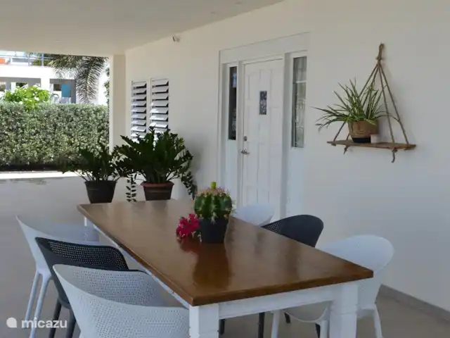 Villa Gigimomo huren in Curaçao, Banda Ariba (oost), Vista Royal - villa Voorzijde woning met 6 persoons tafel en loungebank