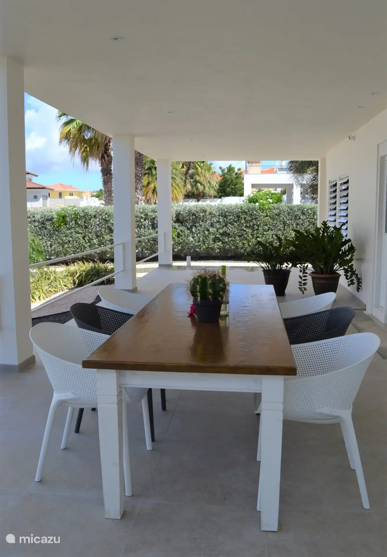 Vorderseite des Hauses mit 6-Personen-Tisch und Lounge-Sofa